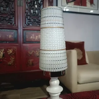 Candeeiro midcentury com abajour em vidro leitoso