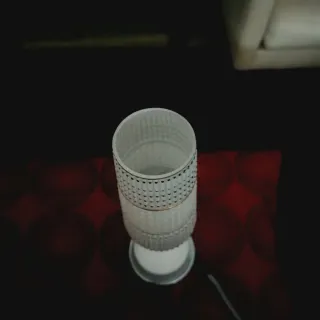 Candeeiro midcentury com abajour em vidro leitoso