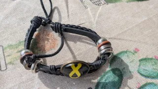 Pulsera unisex negra con detalle amarillo