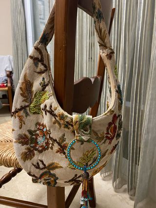 Bolso tejido floral con abalorios