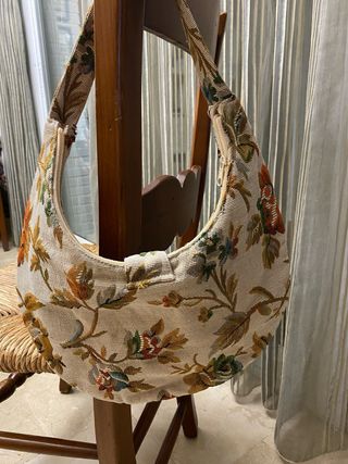 Bolso tejido floral con abalorios