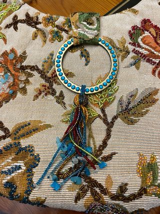 Bolso tejido floral con abalorios