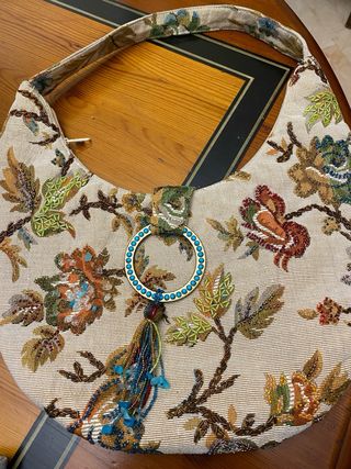 Bolso tejido floral con abalorios