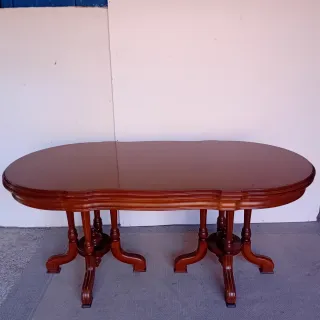 Mesa de comedor ovalada de madera