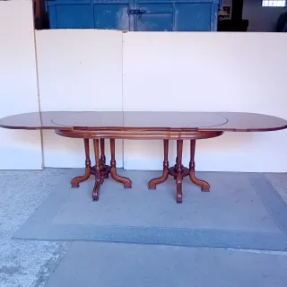Mesa de comedor ovalada de madera