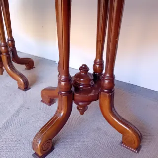 Mesa de comedor ovalada de madera