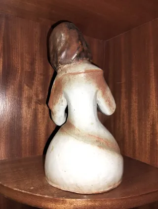 Figuras de cerámica de mujer con libros