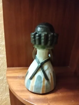 Figuras de cerámica de mujer con libros