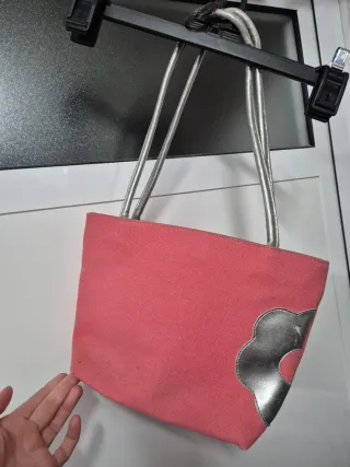 Bolso rosa con detalle flor plateada