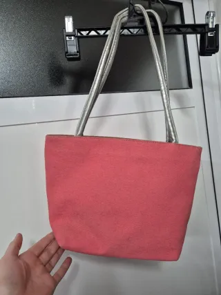 Bolso rosa con detalle flor plateada