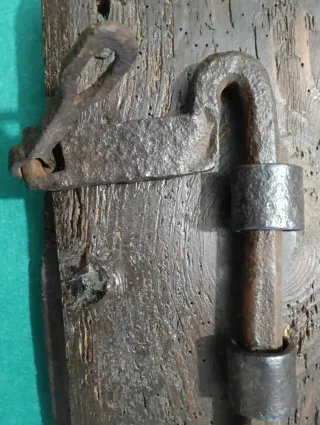 Antigua cerradura forjada s.XVIII-XIX con pasador.