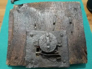 Antigua cerradura forjada s.XVIII-XIX con pasador.