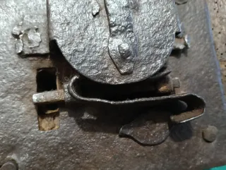 Antigua cerradura forjada s.XVIII-XIX con pasador.