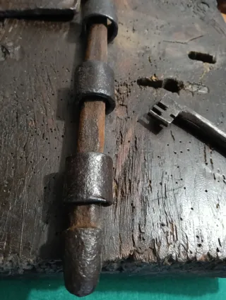 Antigua cerradura forjada s.XVIII-XIX con pasador.