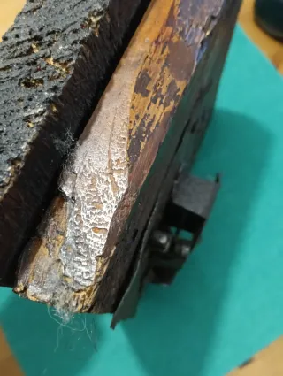 Antigua cerradura forjada s.XVIII-XIX con pasador.