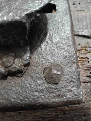 Antigua cerradura forjada s.XVIII-XIX con pasador.