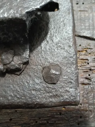 Antigua cerradura forjada s.XVIII-XIX con pasador.