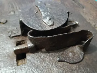 Antigua cerradura forjada s.XVIII-XIX con pasador.
