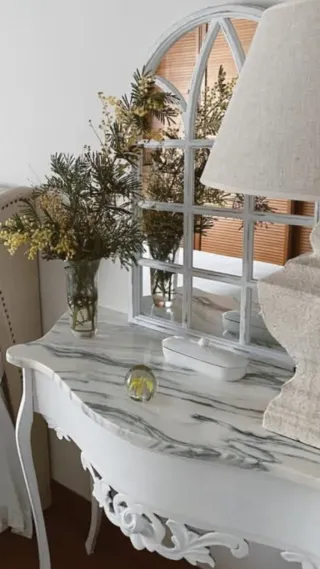 Consola antigua de madera y mármol