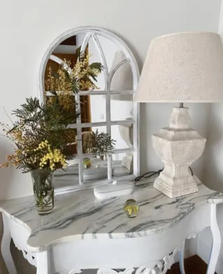 Consola antigua de madera y mármol