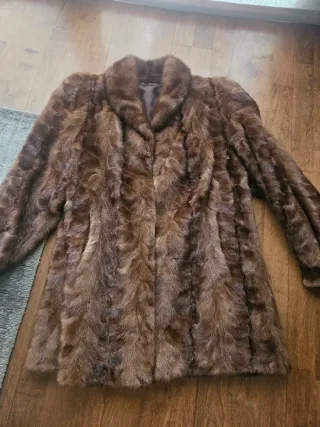 Elegante chaqueta de piel marrón