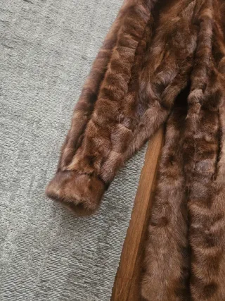 Elegante chaqueta de piel marrón