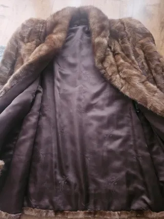 Elegante chaqueta de piel marrón