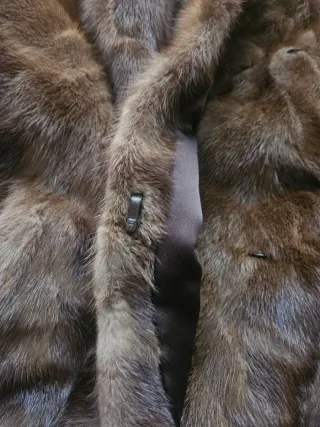 Elegante chaqueta de piel marrón