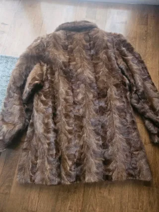 Elegante chaqueta de piel marrón