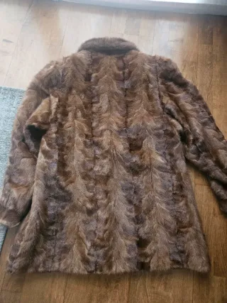 Elegante chaqueta de piel marrón