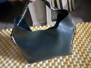 Bolso azul y blanco a estrenar con neceser