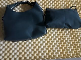 Bolso azul y blanco a estrenar con neceser