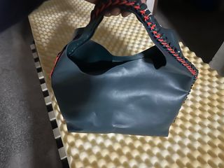 Bolso azul y blanco a estrenar con neceser