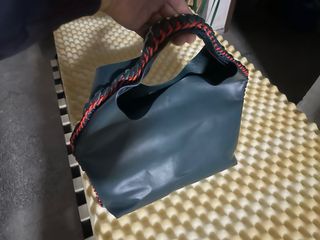 Bolso azul y blanco a estrenar con neceser