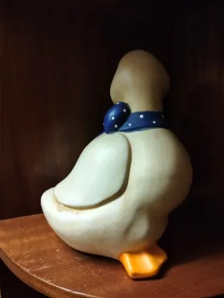 Figura de pato con bufanda