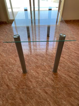 Mesa de cristal y metal