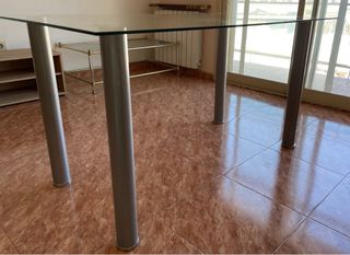 Mesa de cristal y metal