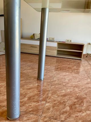 Mesa de cristal y metal