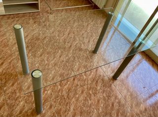 Mesa de cristal y metal