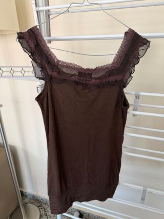 Top tirantes marrón con encaje