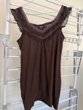 Top tirantes marrón con encaje