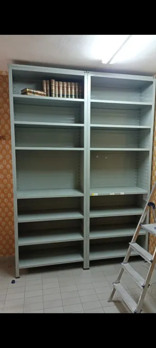 Estantería metálica gris