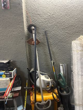 Máquina de jardinería y rueda de moto