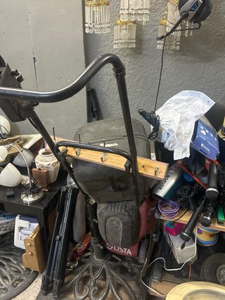 Máquina de jardinería y rueda de moto