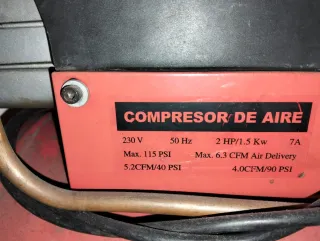 Compresor de aire rojo