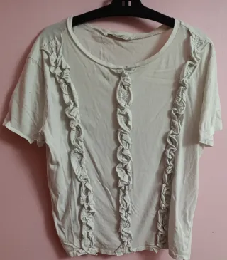 Camiseta blanca con volantes