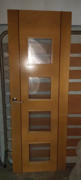 Puerta madera con 4 cristales