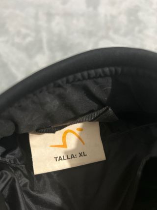 Chaqueta de moto negra con detalles neón