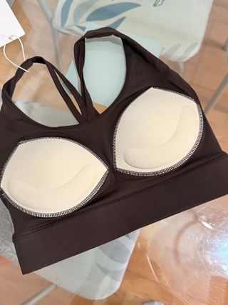 Top deportivo Alo Yoga marrón