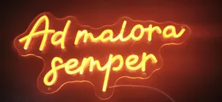 Lampada Neon LED "AD MAIORA SEMPER"